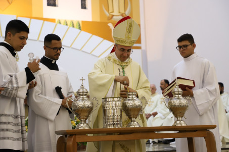 MISSA DOS SANTOS ÓLEOS REÚNE CLERO E FIÉIS NA CATEDRAL SÃO JOSÉ EM CAMPO MOURÃO