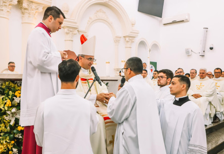 SEMINARISTA FÁBIO DA SILVA DE MEDEIROS É ORDENADO DIÁCONO